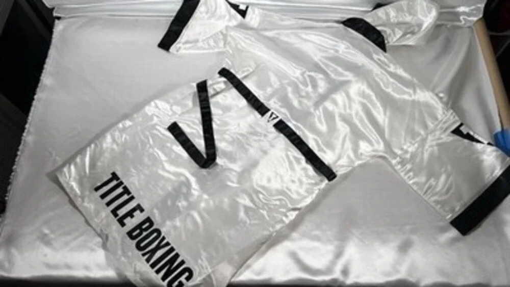 TITLE ALI BOXING SHINY SATIN GLANZ WHITE & BLACK ROBE HOODED SIZE S FULL LENGTH